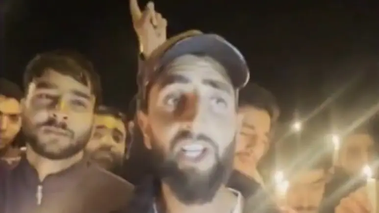 VIDEO: पहले हम हिंदुस्तान के बाशिंदे… आतंकी हमले को लेकर पहलगाम के लोगों ने निकाला कैंडल मार्च VIDEO: पहले हम हिंदुस्तान के बाशिंदे… आतंकी हमले को लेकर पहलगाम के लोगों ने निकाला कैंडल मार्च