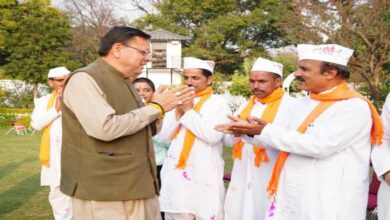 Uttarakhand News: मुख्यमंत्री धामी से मिले होल्यारों का दल, धामी बोले– उत्तराखंड की होली सामाजिक समरसता और लोकसंस्कृति का प्रतीक है…. Uttarakhand News: मुख्यमंत्री धामी से मिले होल्यारों का दल, धामी बोले– उत्तराखंड की होली सामाजिक समरसता और लोकसंस्कृति का प्रतीक है….
