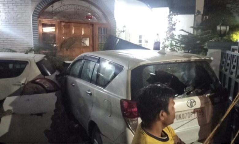 Dehradun Accident: ओल्ड सर्वे रोड पर हादसा, बेकाबू कार ने कई वाहनों को मारी टक्कर, दीवार तोड़कर घर में घुसी Dehradun Accident: ओल्ड सर्वे रोड पर हादसा, बेकाबू कार ने कई वाहनों को मारी टक्कर, दीवार तोड़कर घर में घुसी