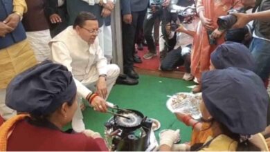 Uttarakhand: सरकार के चार साल बेमिसाल कार्यक्रम का सीएम धामी ने किया शुभारंभ, स्टॉल पर पहुंच बनाई सेल रोटी Uttarakhand: सरकार के चार साल बेमिसाल कार्यक्रम का सीएम धामी ने किया शुभारंभ, स्टॉल पर पहुंच बनाई सेल रोटी