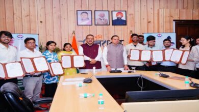 Uttarakhand News: मानचित्रक के पद पर चयनित 12 अभ्यर्थियों को CM धामी ने सौंपे नियुक्ति पत्र, कहा- ईमानदारी और लगन से करें कार्य….