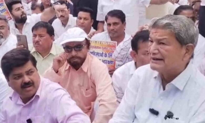 Dehradun: कांग्रेस का धरना प्रदर्शन, राज्य विधानसभा में महिलाओं को 33% आरक्षण लागू किए जाने की उठाई मांग