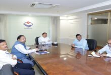 Uttarakhand News: भारत-नेपाल सीमा पर कनेक्टिविटी को मिलेगा बढ़ावा: सीएम धामी ने लैंड पोर्ट परियोजनाओं की समीक्षा की…..