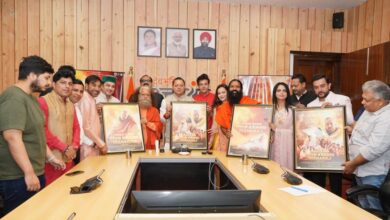 Uttarakhand News: बाबा नीब करौरी महाराज की जीवनगाथा पर फिल्म का प्रोमो-Poster लॉन्च, CM धामी बोले—भक्ति और मानवता का संदेश पहुंचेगा जन-जन तक….. Uttarakhand News: बाबा नीब करौरी महाराज की जीवनगाथा पर फिल्म का प्रोमो-Poster लॉन्च, CM धामी बोले—भक्ति और मानवता का संदेश पहुंचेगा जन-जन तक…..