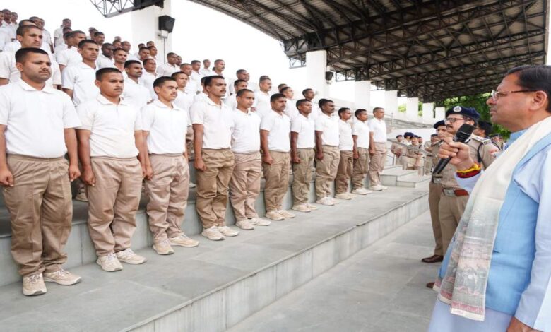 Uttarakhand News: CM धामी ने बढ़ाया पुलिस जवानों का मनोबल, कानून व्यवस्था और ट्रैफिक सुधार पर दिया जोर….
