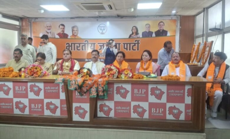 Uttarakhand: कांग्रेस को झटका, प्रदेश अध्यक्ष महेंद्र भट्ट की मौजूदगी कई नेताओं ने थामा बीजेपी का दामन