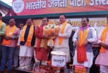 Election Result: तीन राज्यों में भाजपा की जीत का उत्तराखंड में जश्न, भाजपा कार्यालय पहुंचे सीएम, खाई झालमुड़ी
