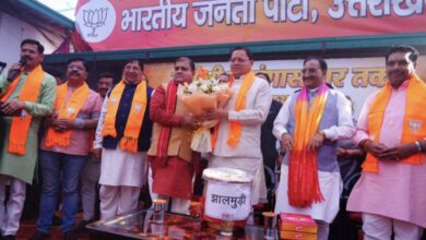 Election Result: तीन राज्यों में भाजपा की जीत का उत्तराखंड में जश्न, भाजपा कार्यालय पहुंचे सीएम, खाई झालमुड़ी