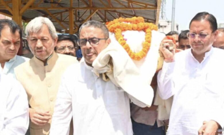 अलविदा जनरल खंडूड़ी: अंतिम यात्रा में भावुक पल, सीएम धामी ने दिया पार्थिव शरीर को कंधा, पुष्पचक्र किया अर्पित अलविदा जनरल खंडूड़ी: अंतिम यात्रा में भावुक पल, सीएम धामी ने दिया पार्थिव शरीर को कंधा, पुष्पचक्र किया अर्पित