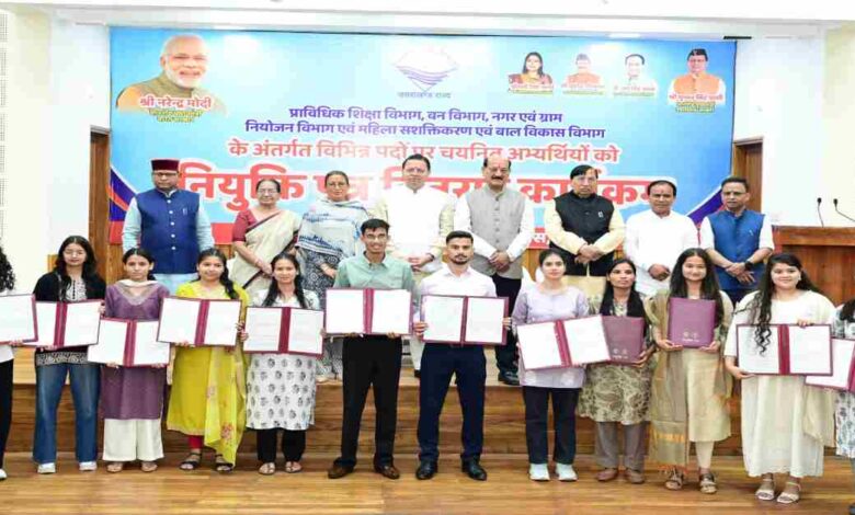 Uttarakhand News: मुख्यमंत्री पुष्कर सिंह धामी ने विभिन्न विभागों में चयनित 276 अभ्यर्थियों को सौंपे नियुक्ति पत्र, कहा- जनसेवा को सर्वोच्च प्राथमिकता दें….. Uttarakhand News: मुख्यमंत्री पुष्कर सिंह धामी ने विभिन्न विभागों में चयनित 276 अभ्यर्थियों को सौंपे नियुक्ति पत्र, कहा- जनसेवा को सर्वोच्च प्राथमिकता दें…..